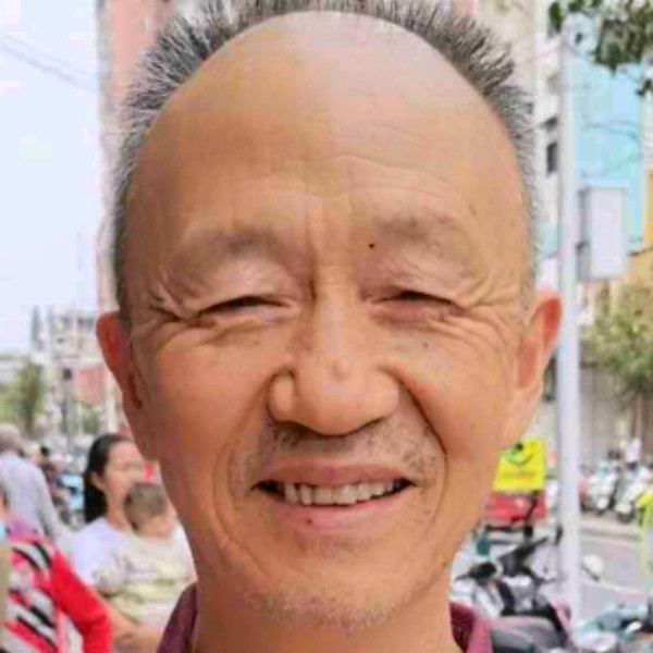 晨曦拿曾经的照片