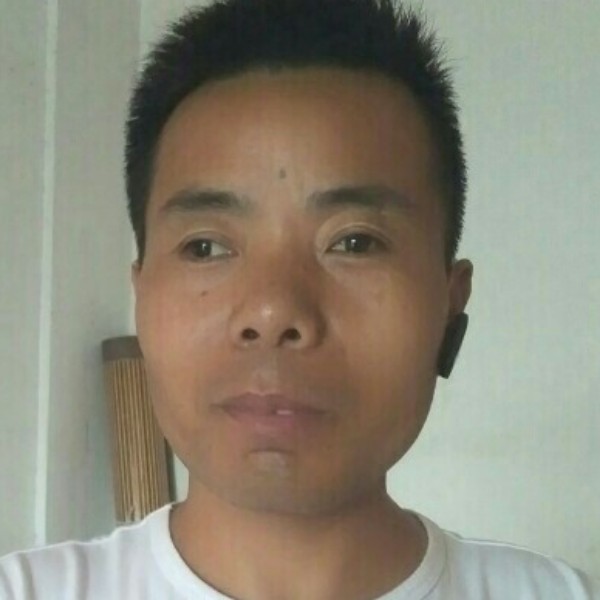 亲格蛋蛋的人的照片
