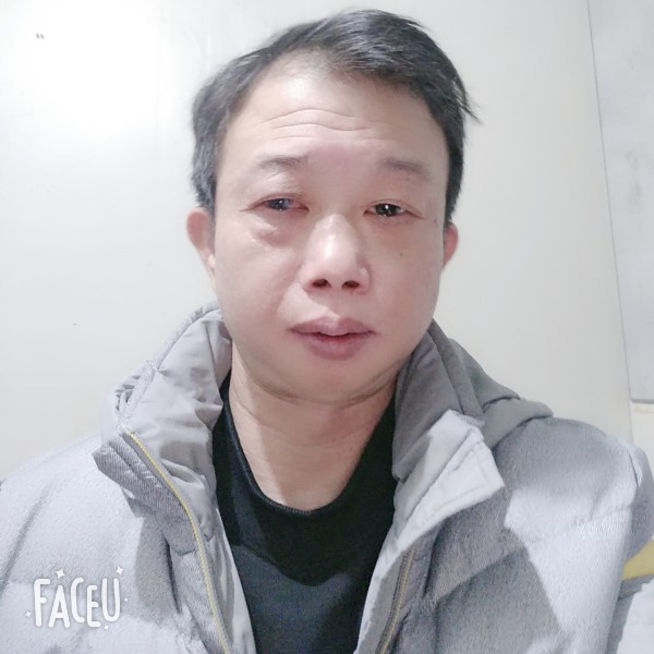 称心苦恋硬币的照片