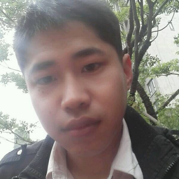 轻松浅吻黑米的照片
