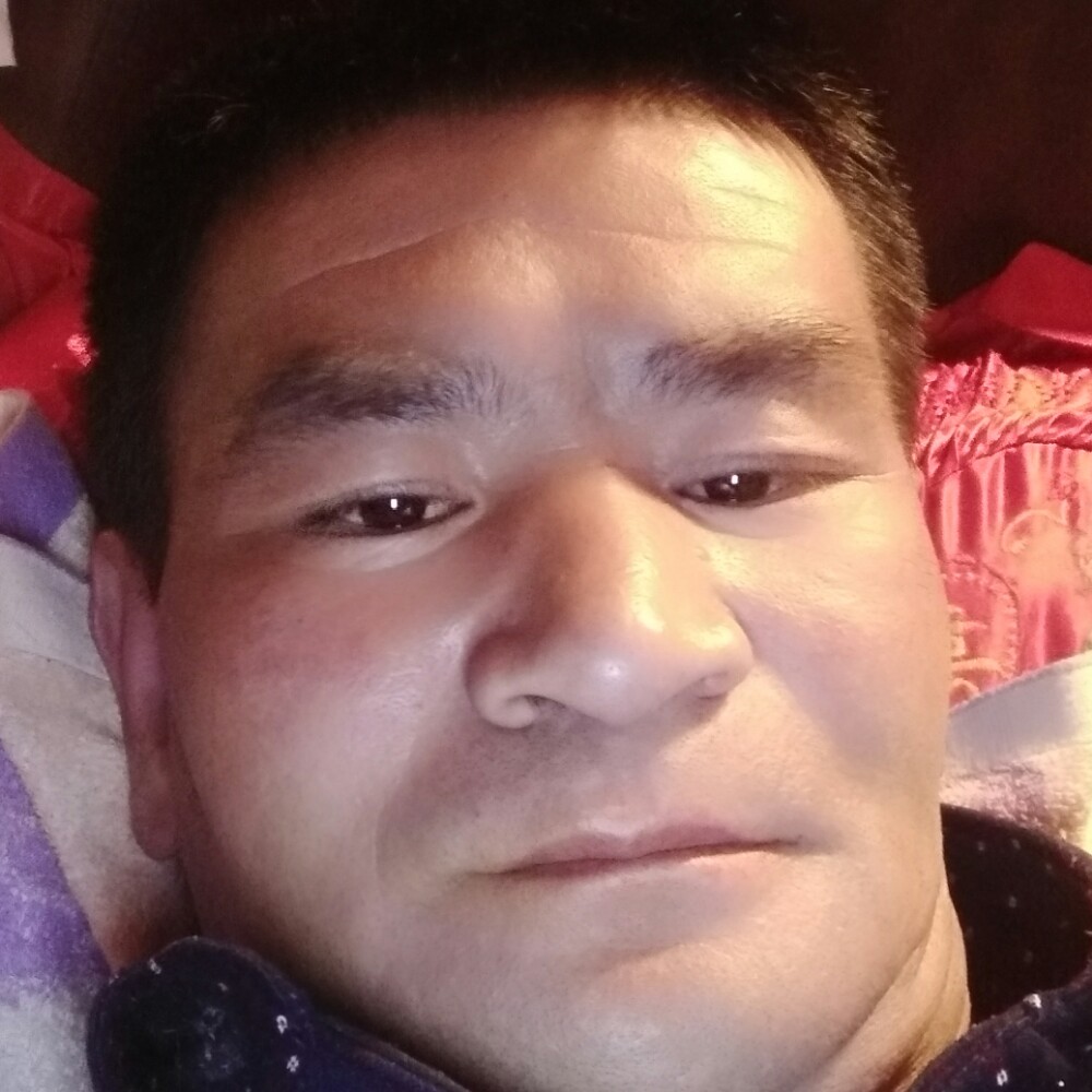 我是鹰飞展翅膀的照片