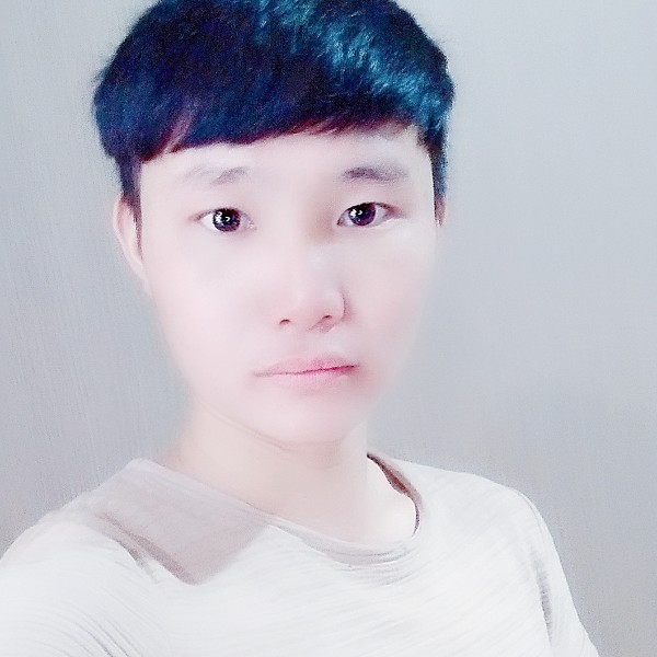 深情吃醋美女的照片