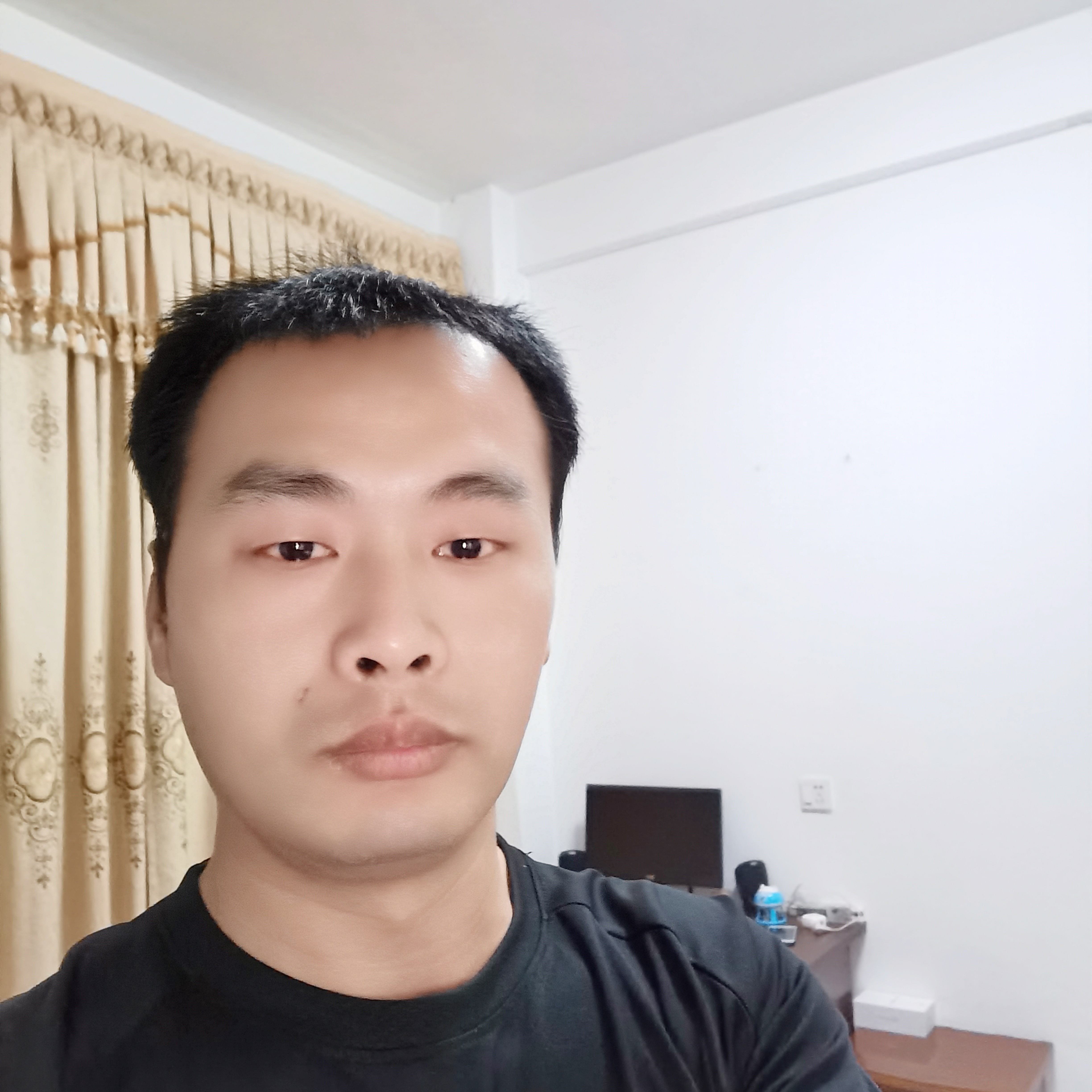 衬衫蹙眉狂野的照片