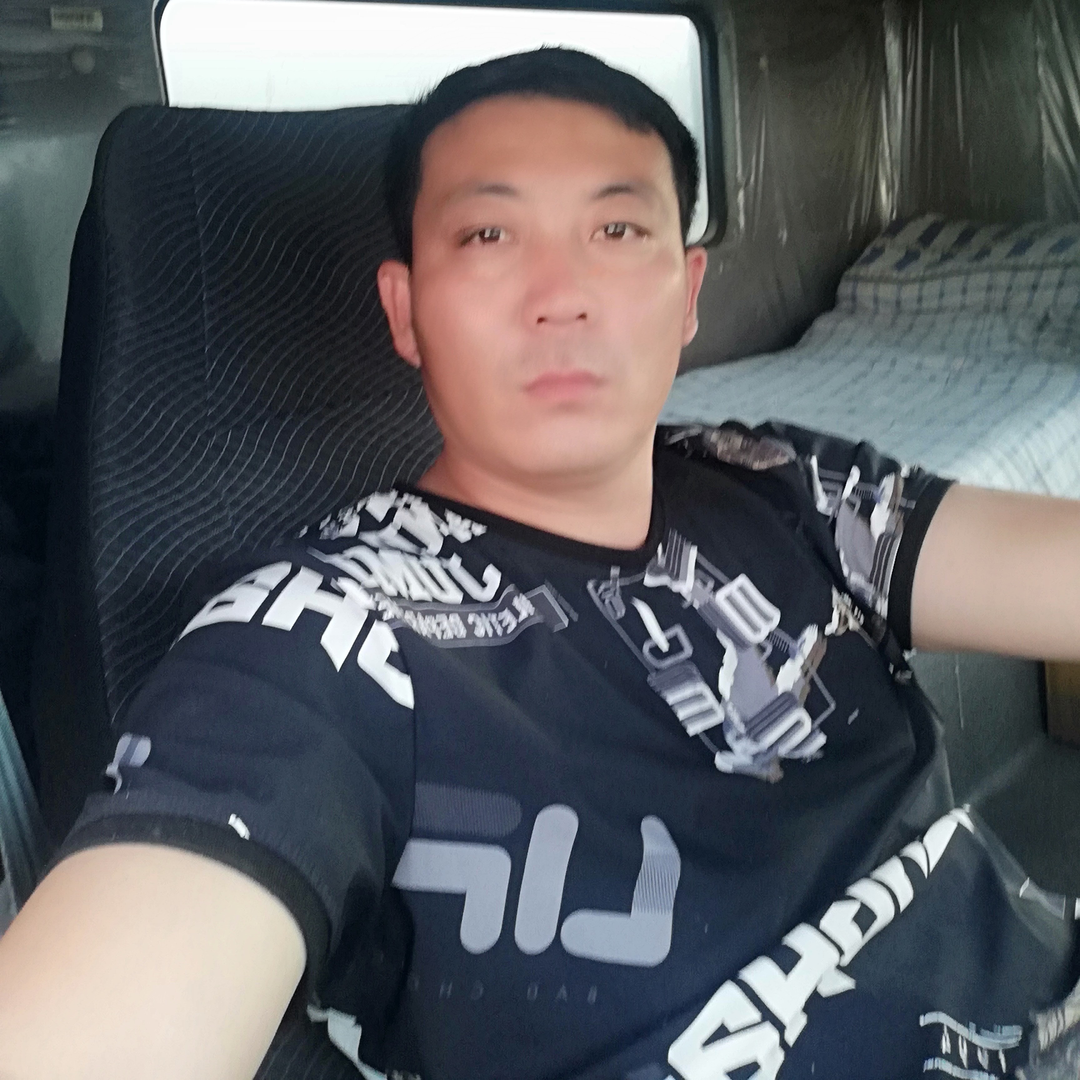 帅气浅吻舒荷的照片