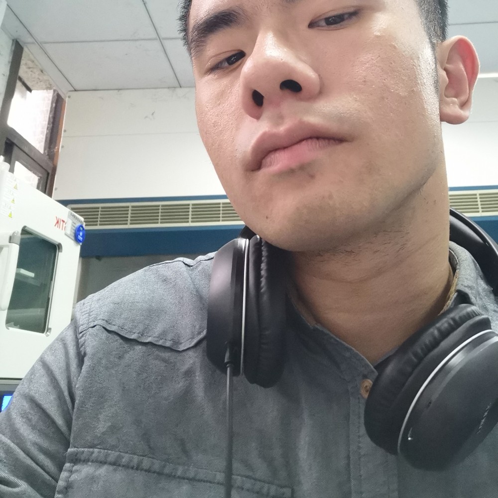 勤奋迎背包的照片