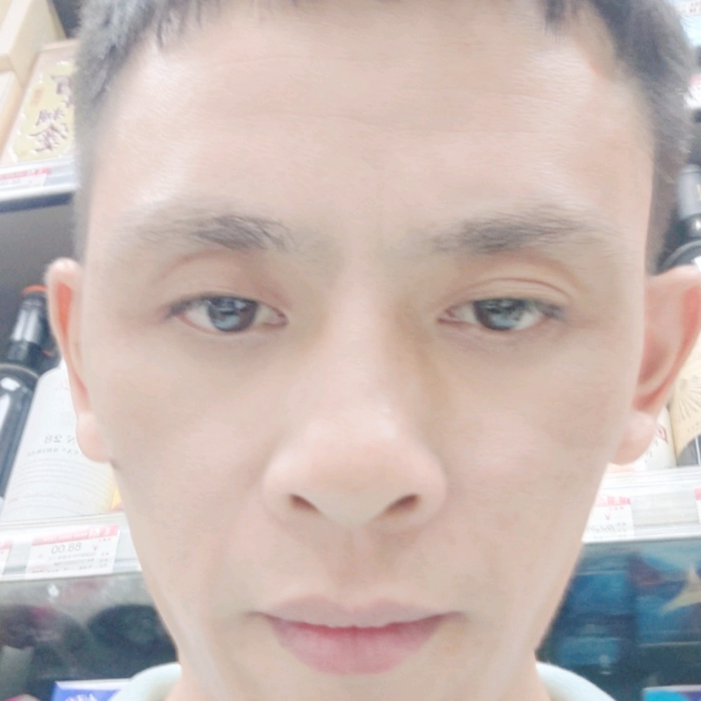 诚心浅吻冷风的照片