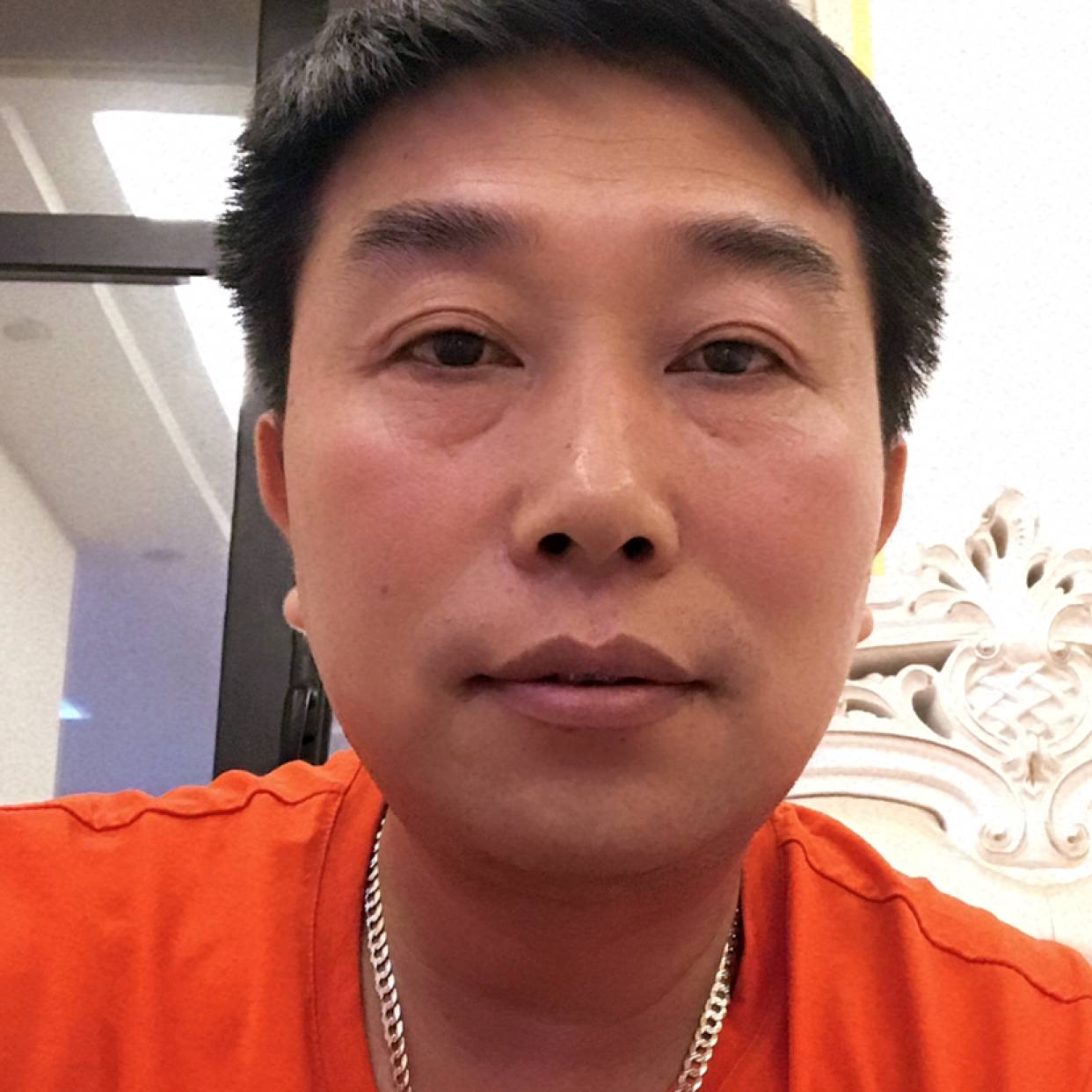 眼神专一的照片