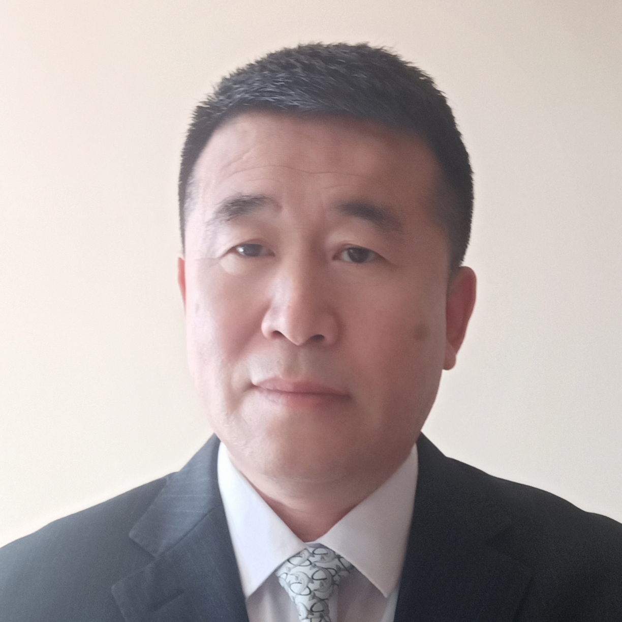 体贴挽手钢铁侠的照片