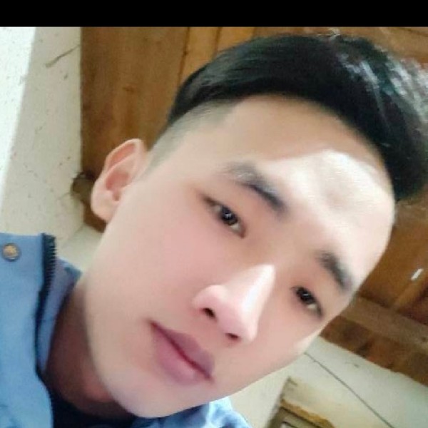 缓慢浅吻帅哥的照片