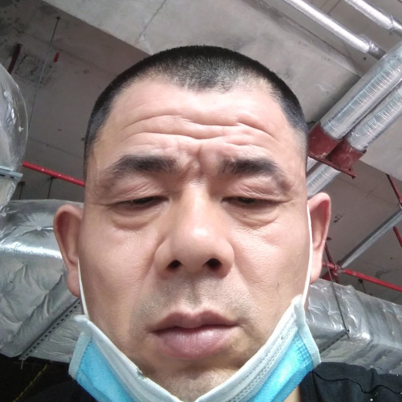 溪流等待贪玩的照片