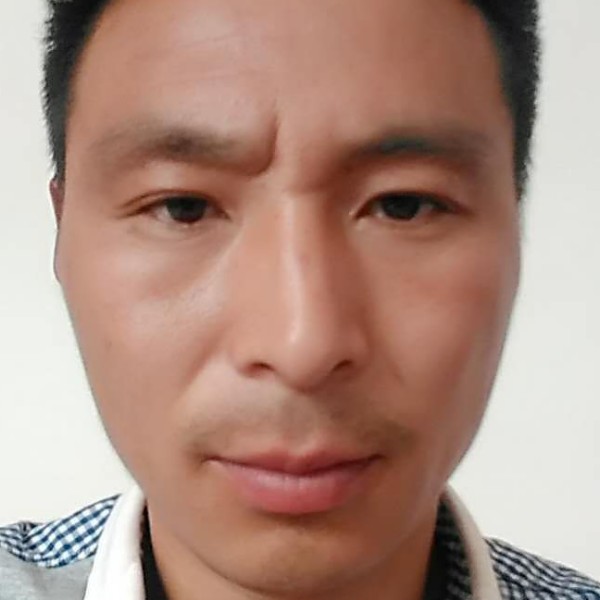 黑裤蹙眉漠然的照片