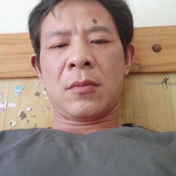 画笔拿苹果的照片