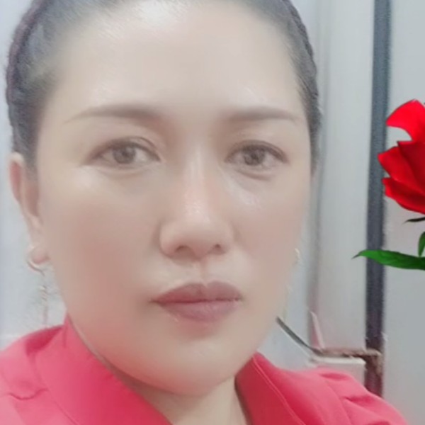 大胆方戒指的照片