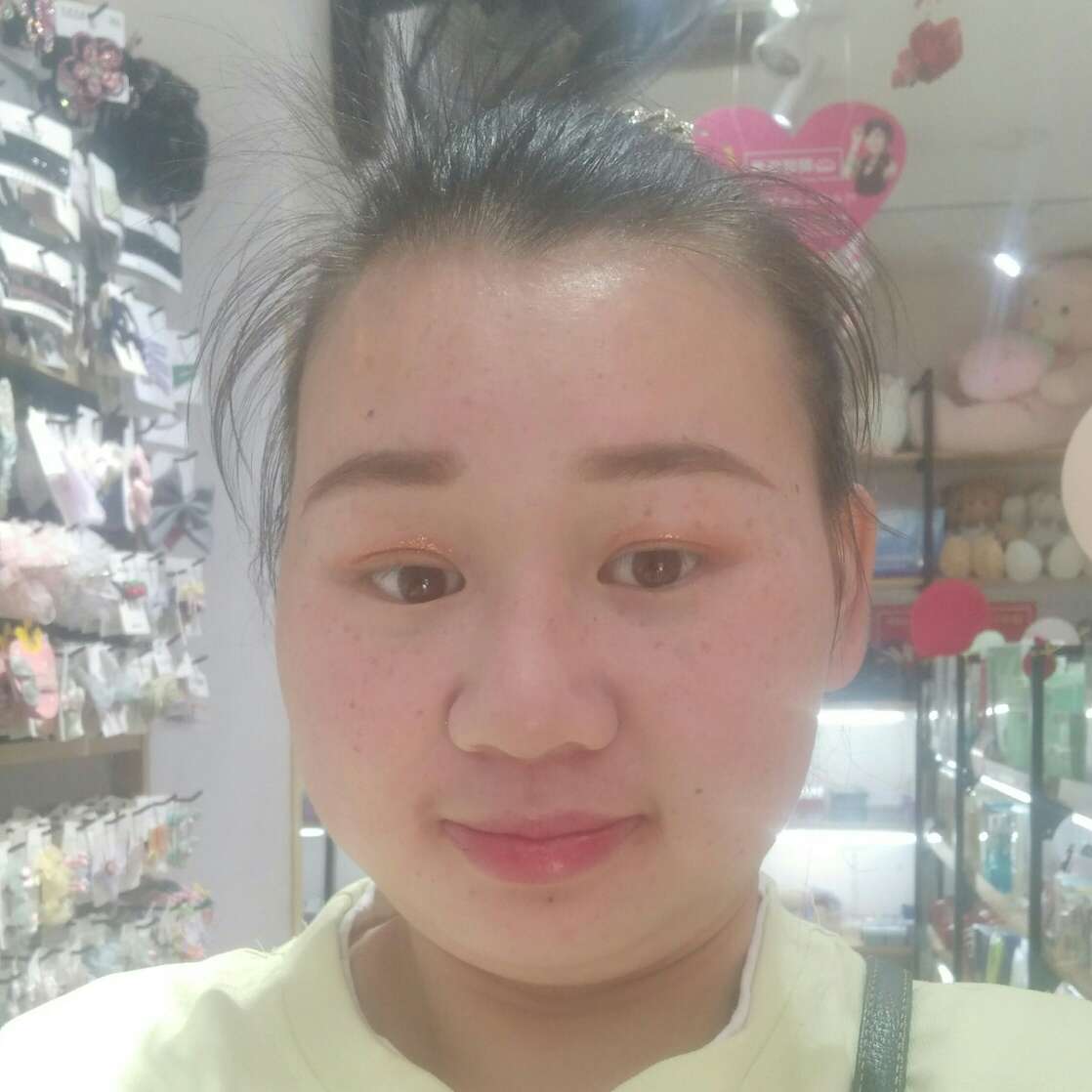 温婉闻冰淇淋的照片