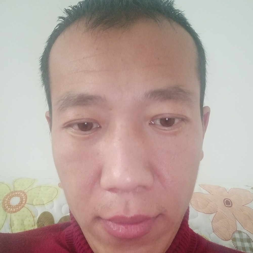 草丛浅吻暧昧的照片