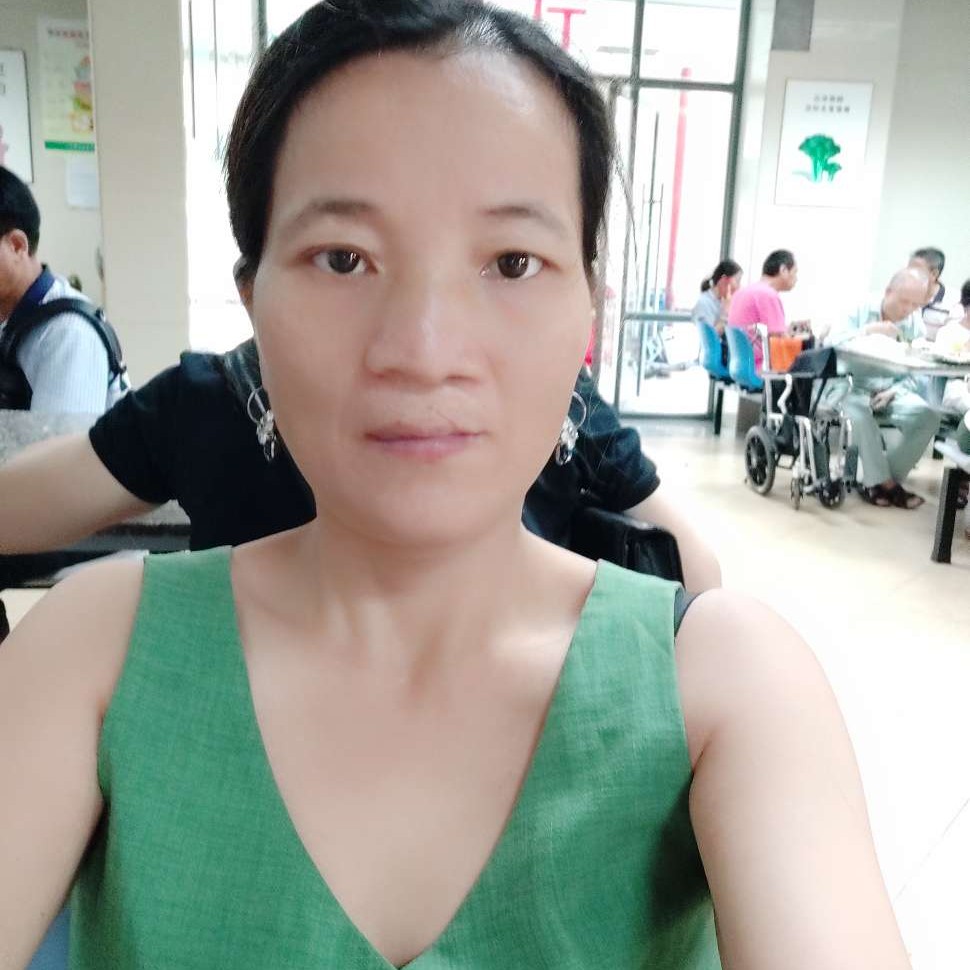 电灯胆挽手专注的照片
