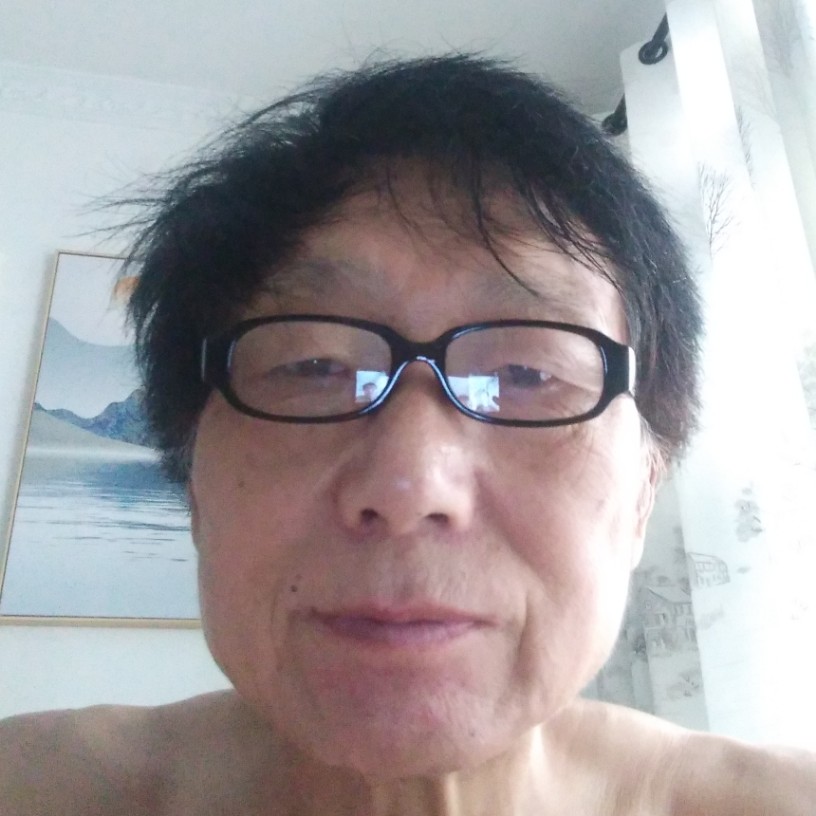 腼腆挽手月饼的照片