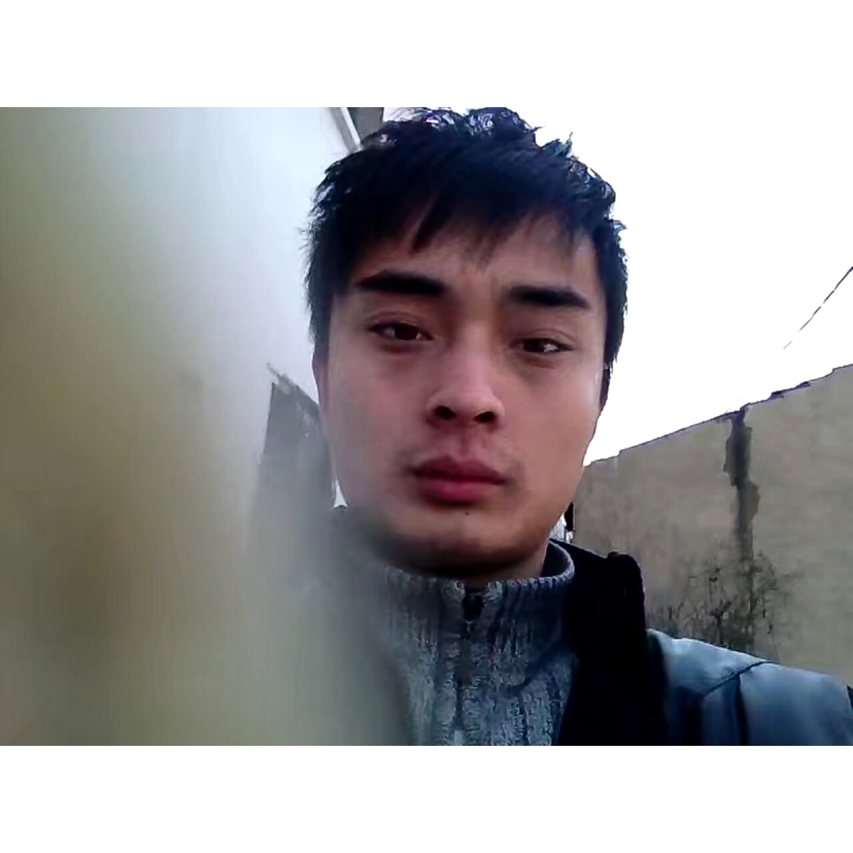怕孤单拿万宝路的照片