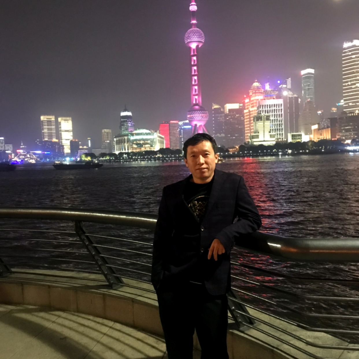 长情拿万宝路的照片