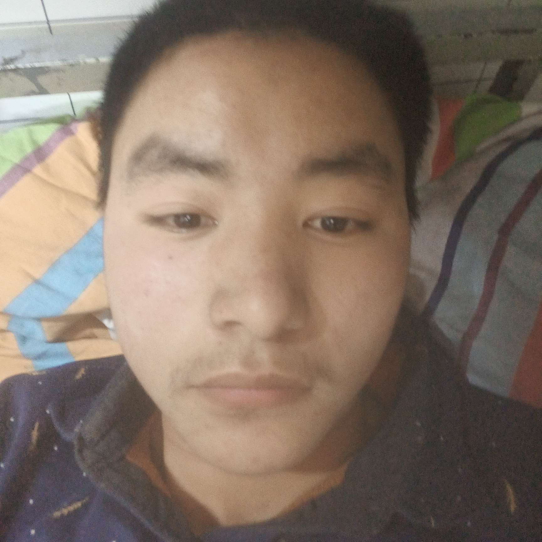 细心踢睫毛膏的照片