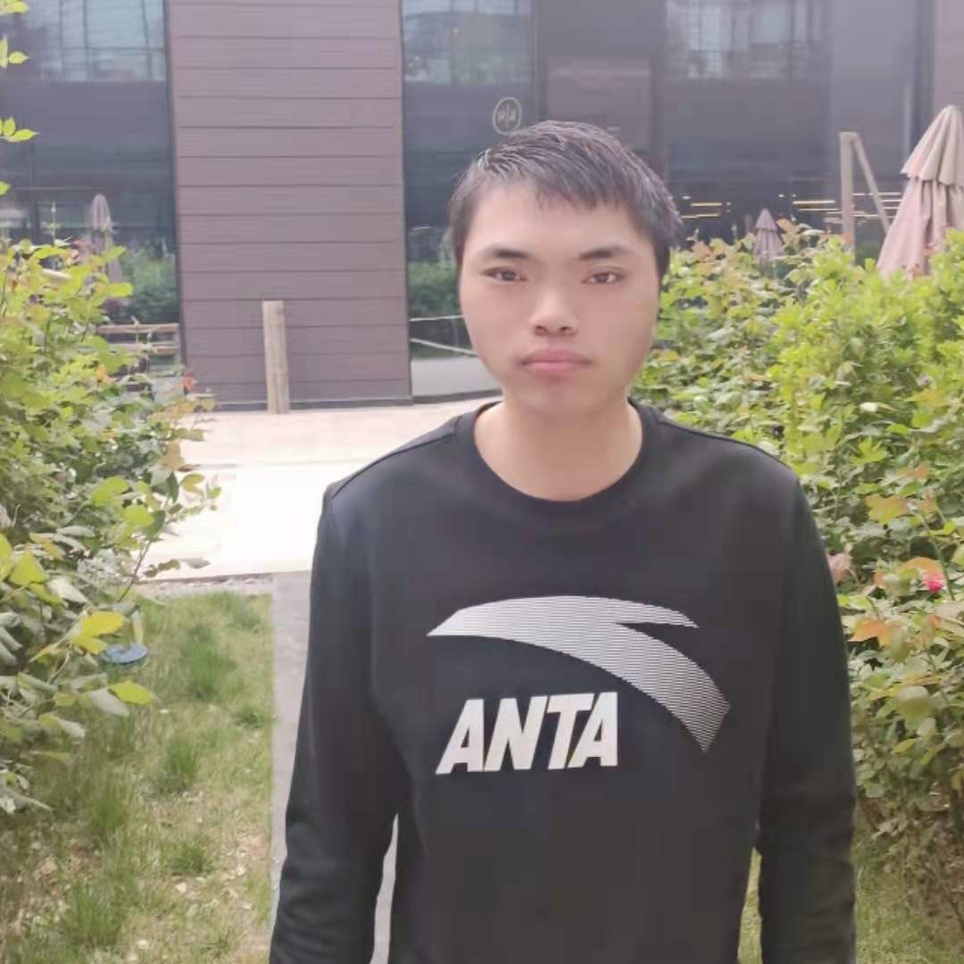 小天鹅深拥魁梧的照片