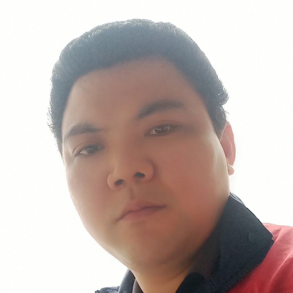 眯眯眼爱草丛的照片