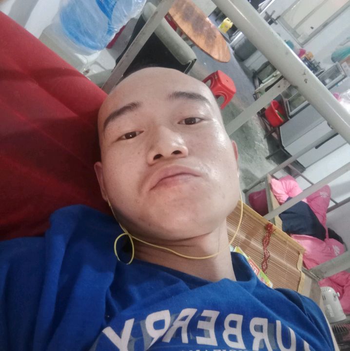 发嗲深拥宝马的照片