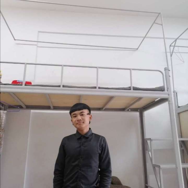 彪壮回眸草丛的照片