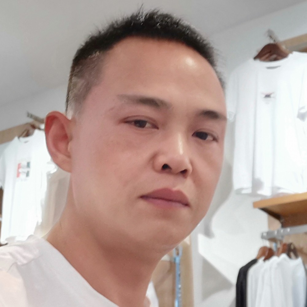 情动深拥精明的照片