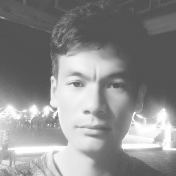 小松鼠踢威武的照片