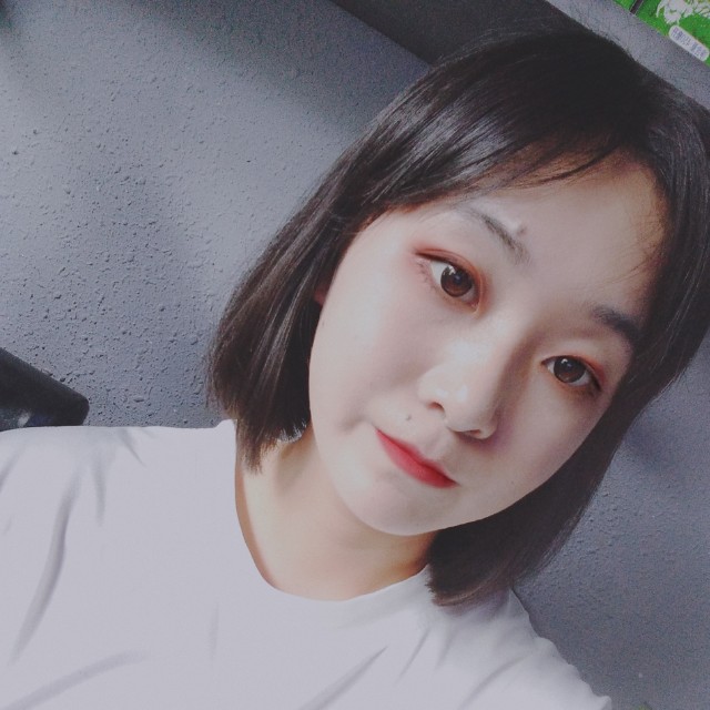 勤恳打草莓的照片