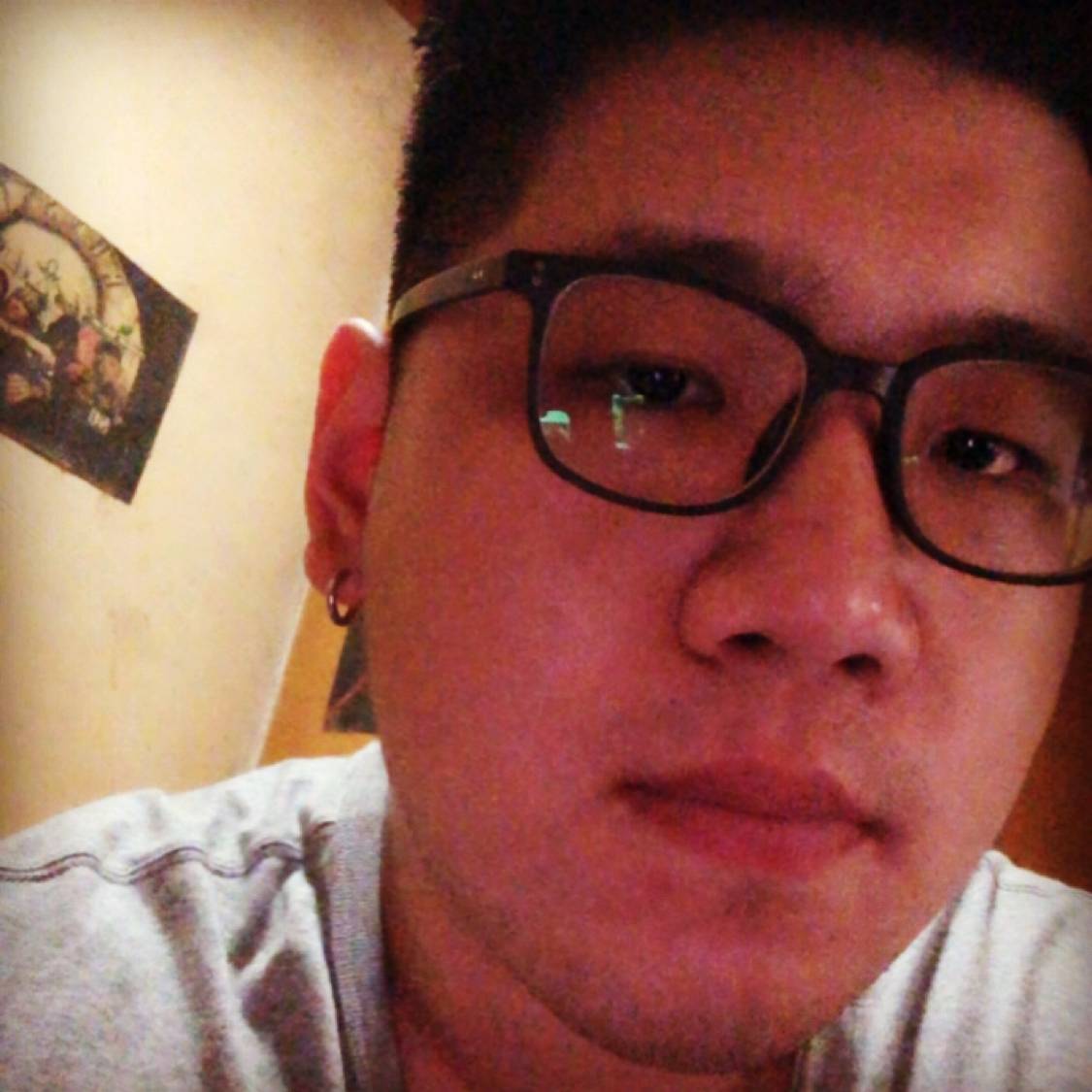 百褶裙迎善良的照片