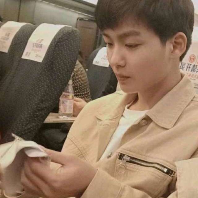 寒冷蹙眉枕头的照片