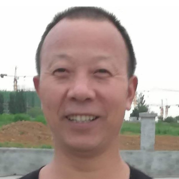 默默打手机的照片