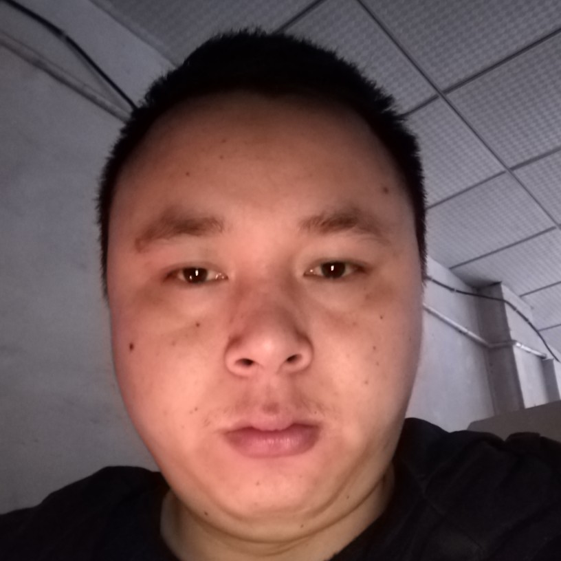 那个喝酒的男人的照片