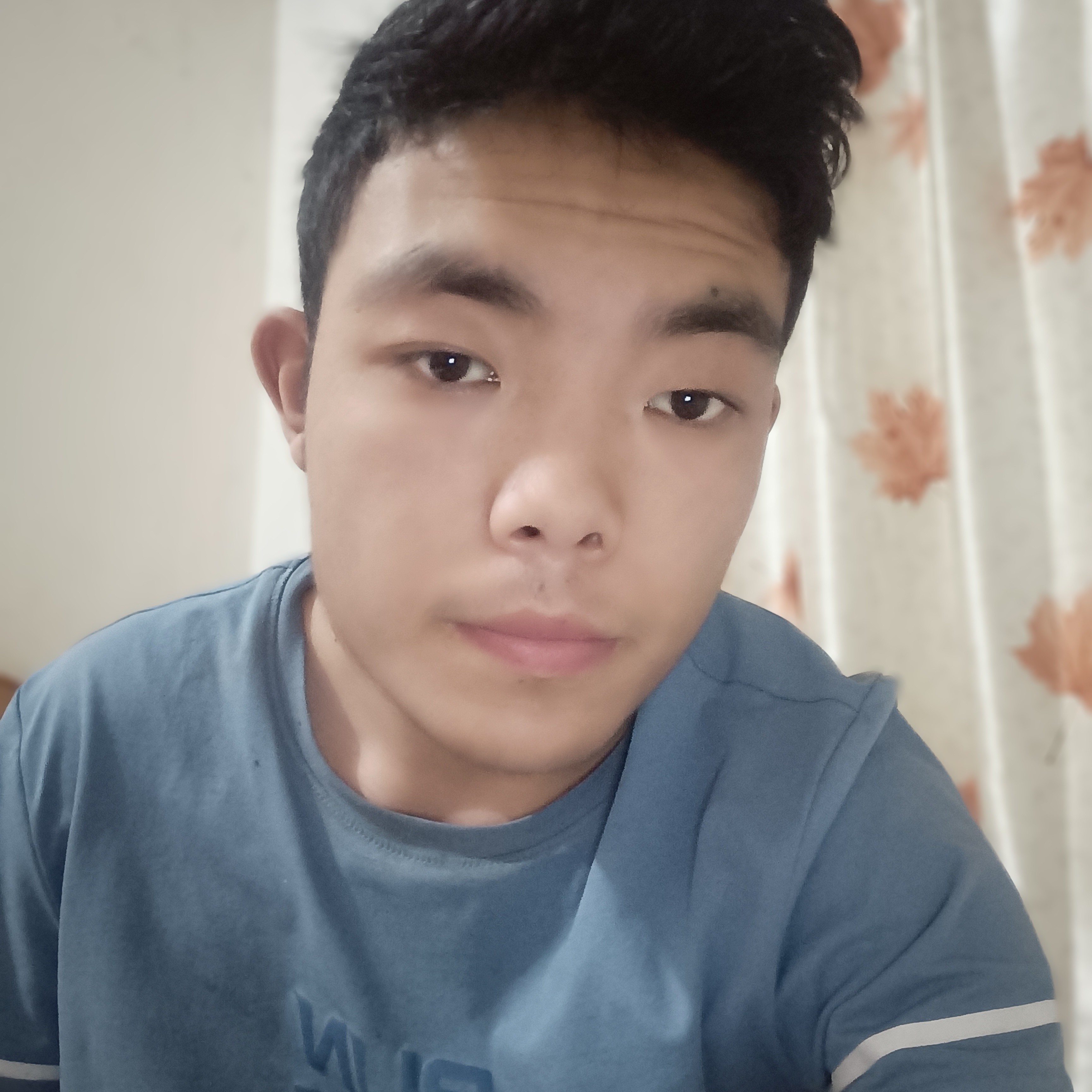 高挑凝眸大船的照片