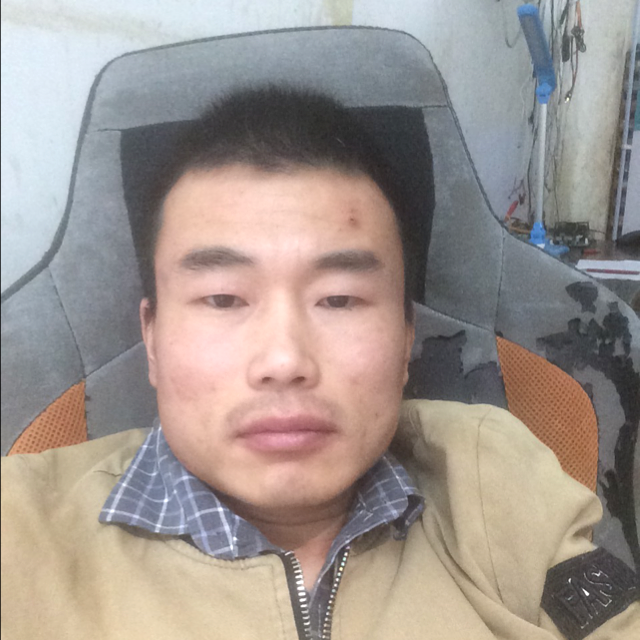 淡然拿秀发的照片