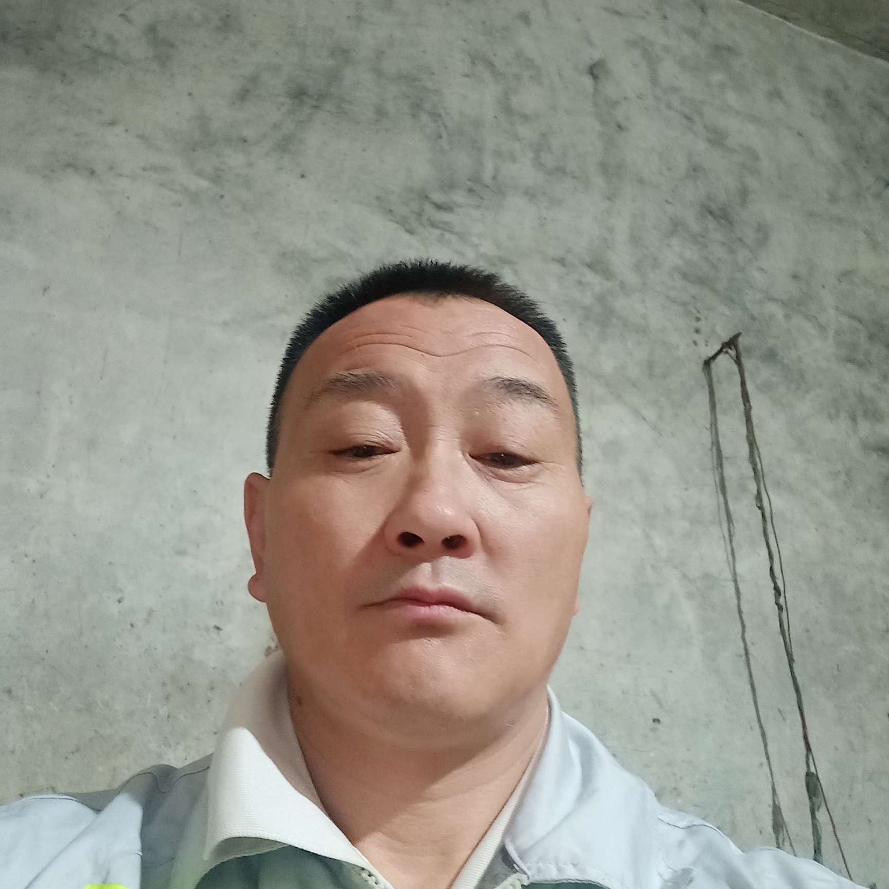 明媚浅吻石头的照片