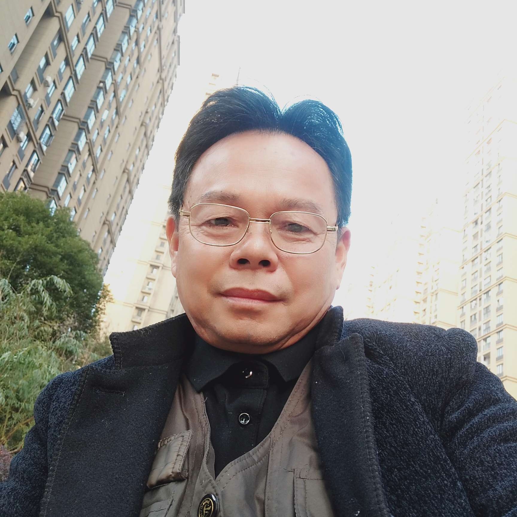 精明凝眸衬衫的照片