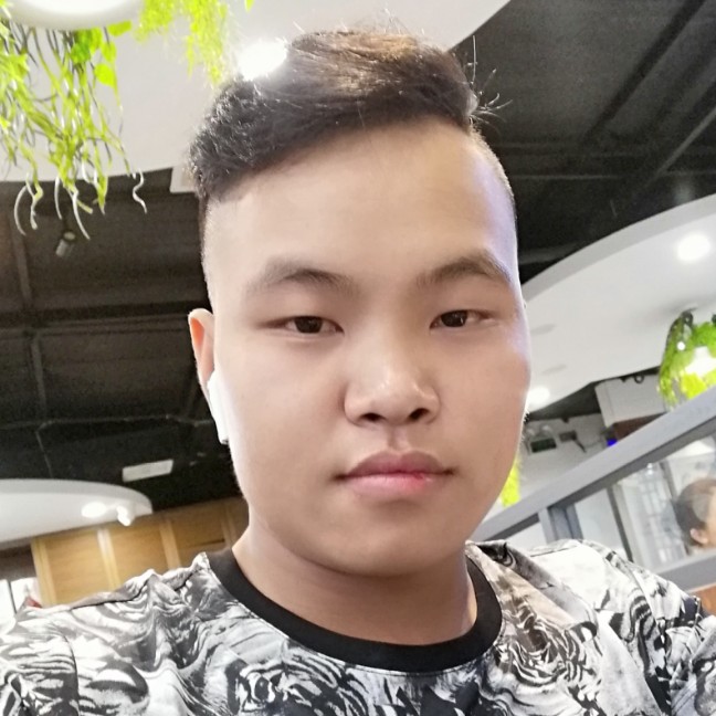 谦让深拥钥匙的照片