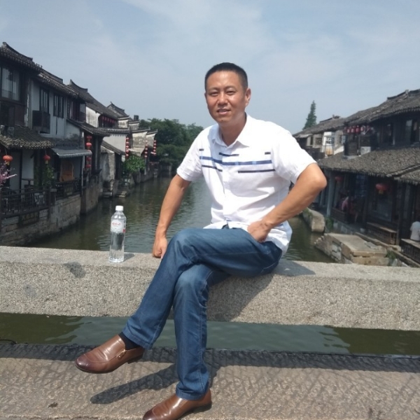 愤怒长颈鹿的照片