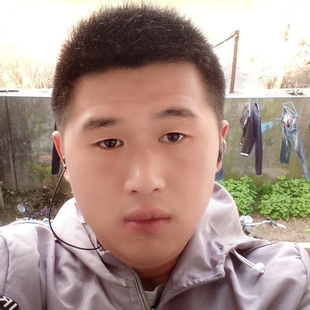 西湖漂的帅哥的照片