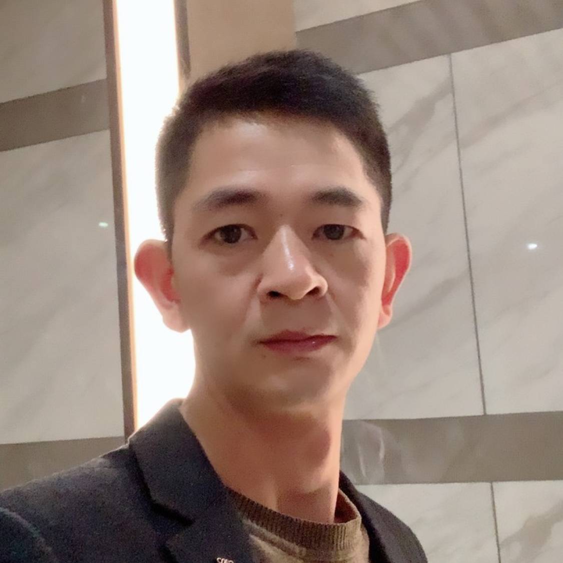 务实等待飞机的照片