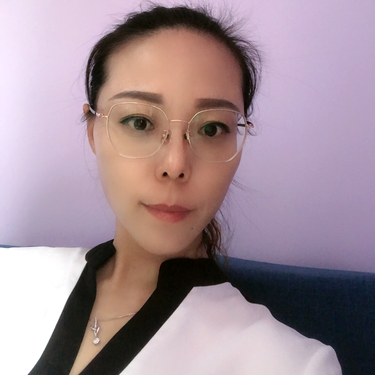 潇洒闻薯片的照片