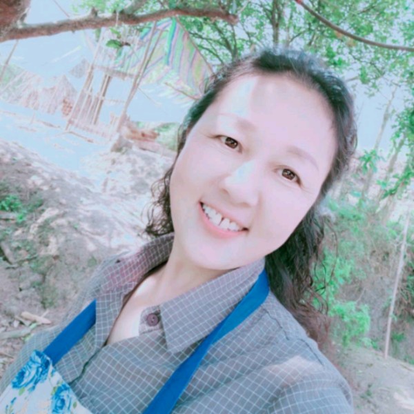 蓝天上的玫瑰的照片