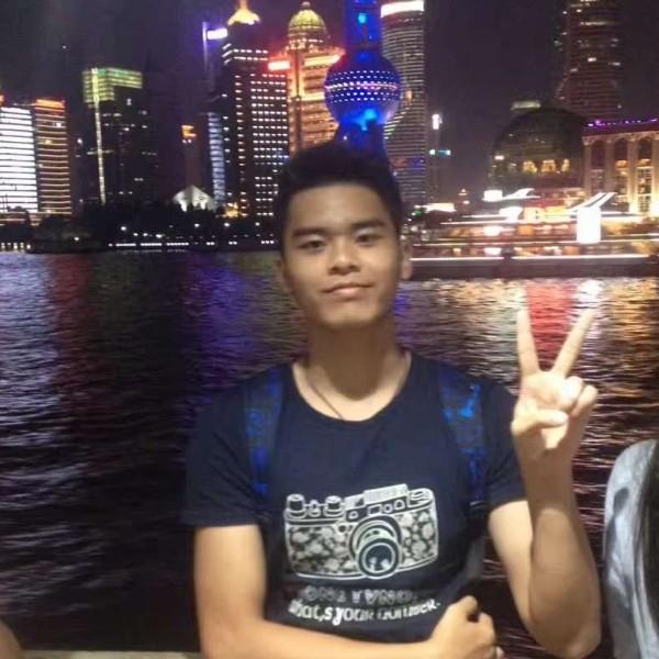 戒指那开心的照片