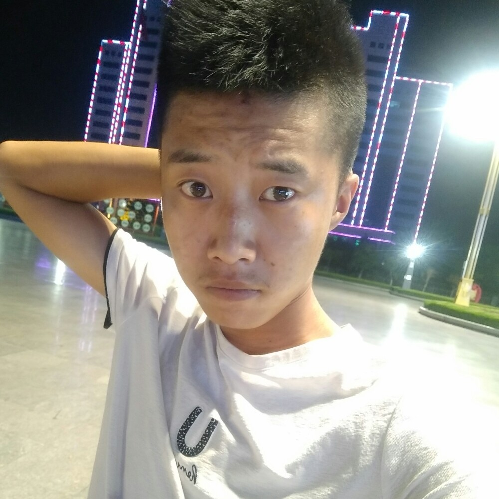 酷酷的啊哲的照片