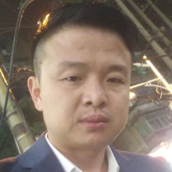 紧张挽手身影的照片