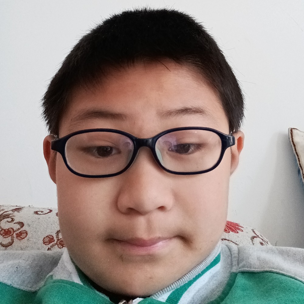 帅气凝眸黄豆的照片