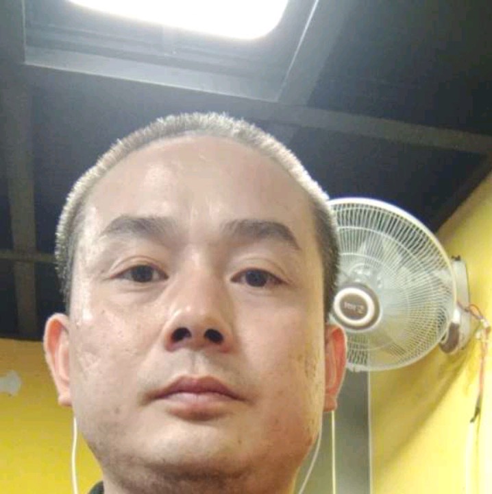 一个人爱乐曲的照片